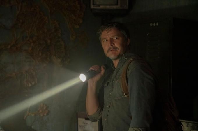 Pedro Pascal memegang senter di The Last of Us.