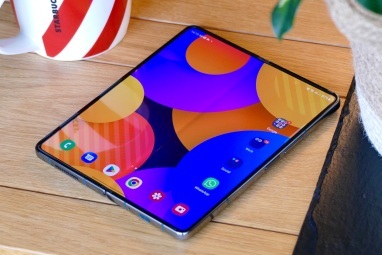 A tela aberta do Galaxy Z Fold 4 e vinco.