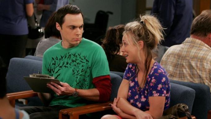 Sheldon et Penny ont l'air ennuyés dans The Big Bang Theory.