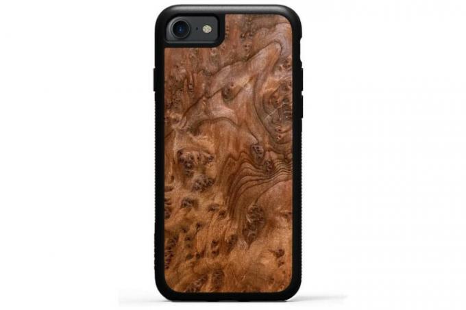 התמונה מציגה את האייפון 7 במארז עץ Redwood Burl מבית Traveller