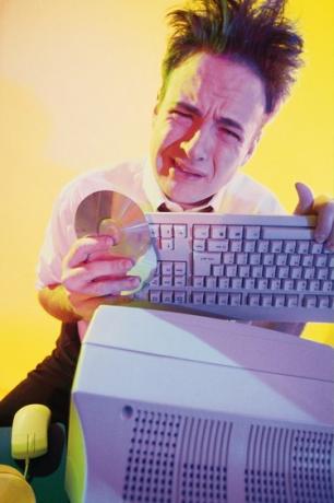 Hombre de negocios frustrado con computadora