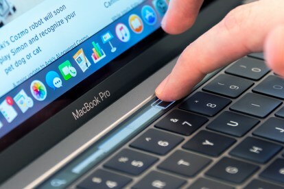 Um usuário ajustando um controle deslizante no TouchBar do MacBook Pro.