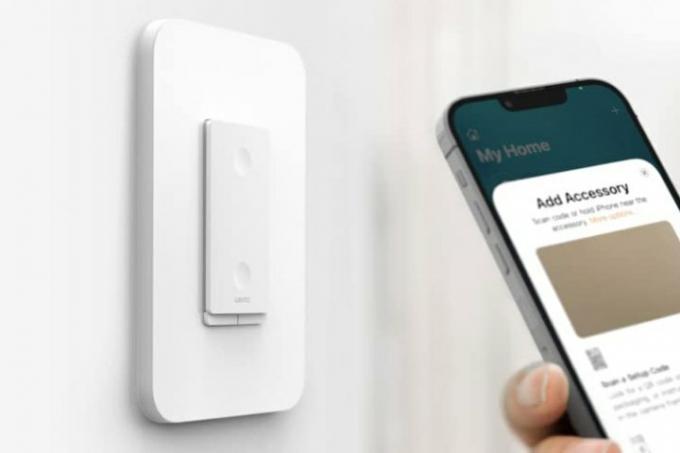 Wemo Smart Dimmer, nameščen na steni poleg telefona, začne postopek nastavitve.