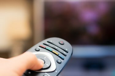 Vizionarea la televizor și apăsarea telecomenzii în vizualizarea la prima persoană