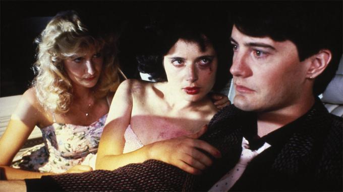 Sandy, Dorothy และ Jeffrey นั่งอยู่ในรถในชุด Blue Velvet