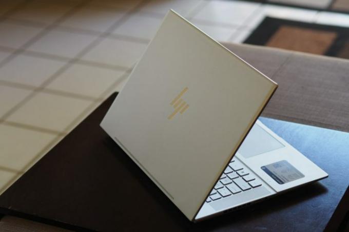 Rückansicht des HP Envy 16 2023 mit Deckel und Logo.