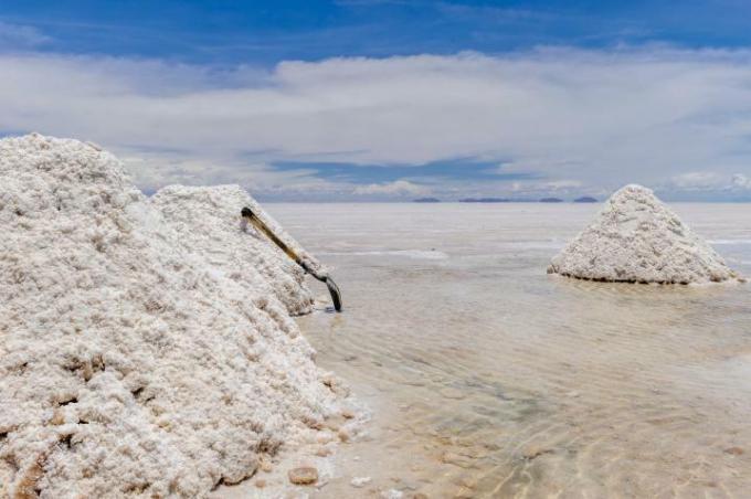 Žetev soli v slani puščavi Uyuni v Boliviji.