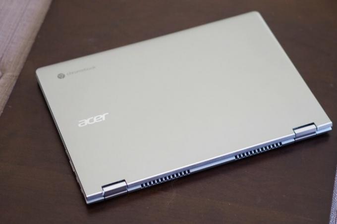 O Acer Chromebook 514 fechado sobre uma mesa.