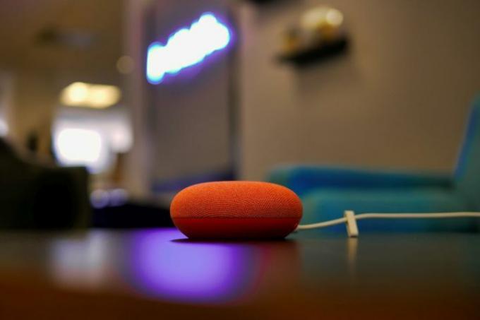 Google Nest Mini sur la table.