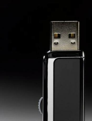 Unidad flash USB negra, primer plano (naturaleza muerta)