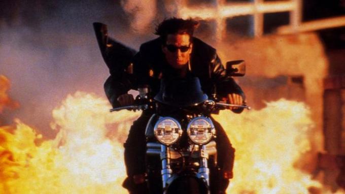 Tom Cruise călărește o motocicletă în „Misiunea: Impossible 2”.