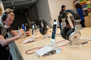Apple paziņoja, ka sāks sarunas par Beats austiņu uzņēmuma iegādi