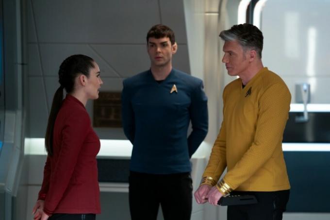 Christina Chong, ethan Peck e Anson Mount conversam em uma sala da USS Enterprise em uma cena de Star Trek: Strange New Worlds.