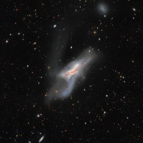 Galaktická kolízia dvoch galaxií, ktorá sa začala pred viac ako 300 miliónmi rokov, NGC 520 je v skutočnosti pozostáva z dvoch diskových galaxií, ktoré sa nakoniec spoja a vytvoria jednu väčšiu, hmotnejšiu systém. NGC 520 objavil William Herschel v roku 1784 a je jednou z najväčších a najjasnejších galaxií v atlase galaxií Siena.