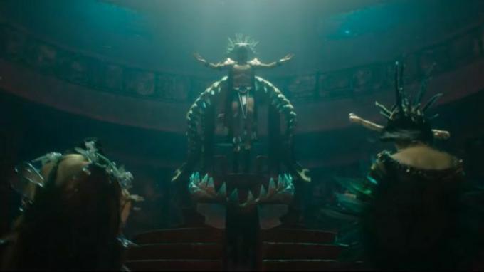 Namor coborând pe tronul său în orașul subacvatic Talokan în Black Panther: Wakanda Forever.