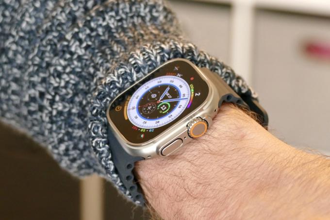 Die Seite und die Digital Crown der Apple Watch Ultra,