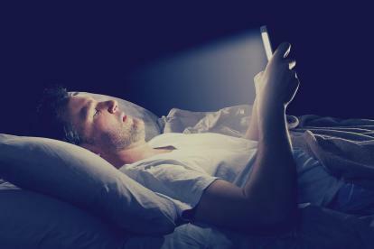 Ali modra svetloba res vpliva na vaš spanec? Vprašamo strokovnjaka