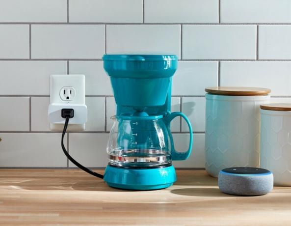 Aparat za kavo, priključen na Amazon Smart Plug na kuhinjskem pultu.