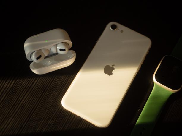 2022 iPhone SE とその他の Apple デバイス。