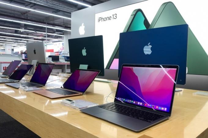 Produsele Apple sunt văzute în magazin.