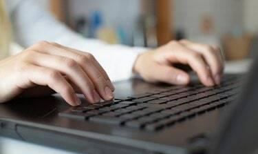 Pekerja wanita mengetik di keyboard. Pembelajaran jarak jauh, pendidikan online. Konsep kerja online dari rumah, bisnis dan teknologi. Kuncitara.