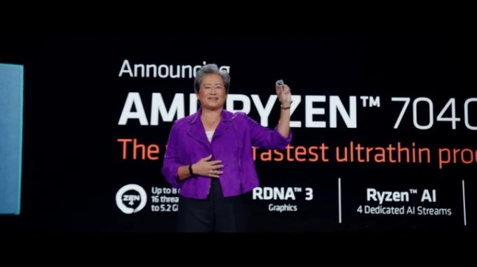 Генеральний директор AMD тримає процесор серії Ryzen 7040.