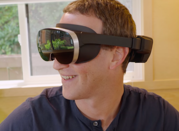 Mark Zuckerberg yllään prototyyppi VR-kuulokkeilla.