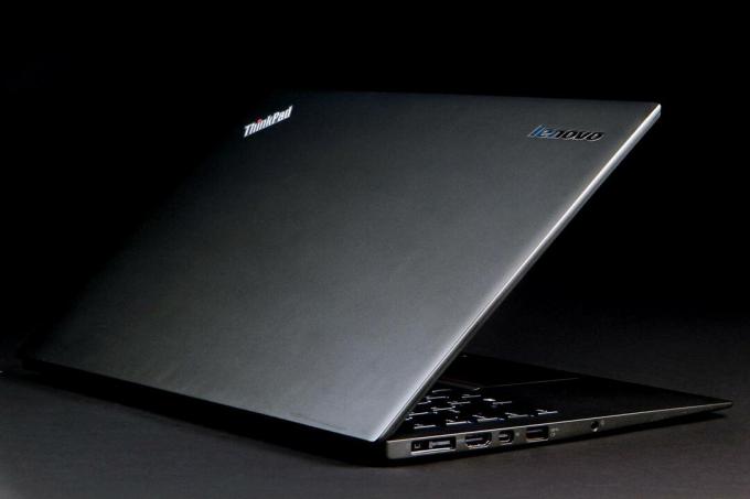 LeNovo X1 Carbon ângulo frontal esquerdo