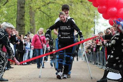 Mulher “biônica” paralisada completa Maratona de Londres