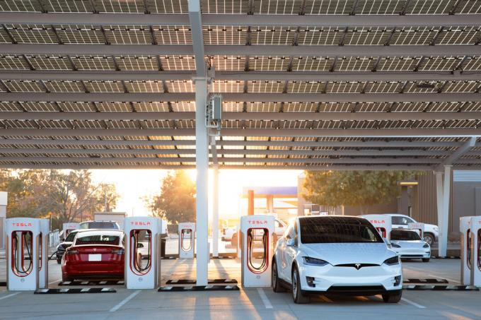 Tesla autod Superchargerites
