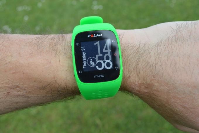 Polar M430 na sprednji strani zapestja