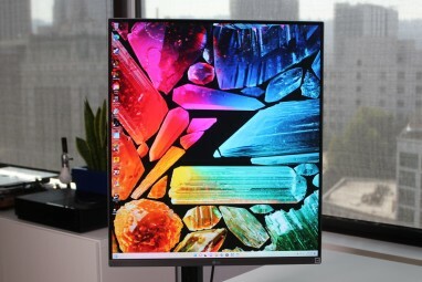 LG DualUp monitorius su spalvingu tapetu.