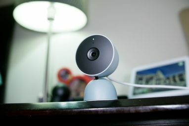 テーブルの上にある Google Nest Cam Indoor Wired。