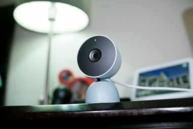 Google Nest Cam Indoor con cable sobre una mesa.