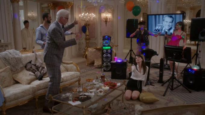Michael tanzt mit Trevors Gang in Tahinis Haus in „The Good Place“.