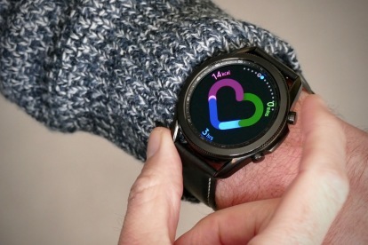 Samsung Galaxy Watch 3 показывает трекер активности на экране.