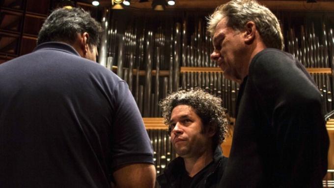 Ted Braun keskustelee Gustavo Dudamelin kanssa Viva Maestrossa!