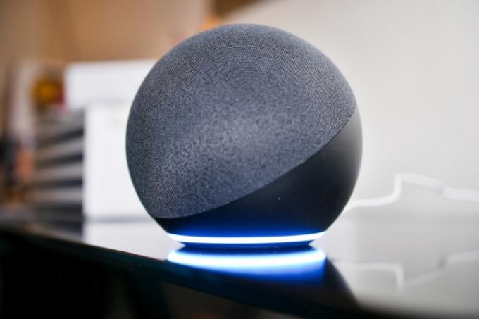 Speaker Amazon Echo di atas meja.