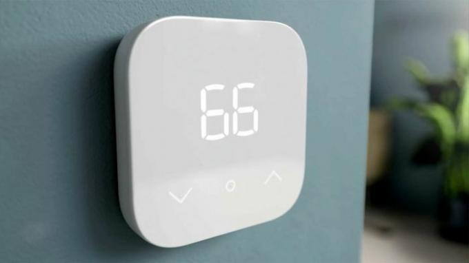 Amazon Smart Thermostat nameščen na steno.