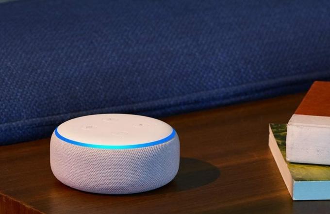 Der intelligente Lautsprecher Amazon Echo Dot sitzt auf einem Tisch.