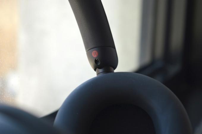 Bližnji posnetek vrtišča ušesnih školjk na brezžičnih slušalkah Sony WH-1000XM5.