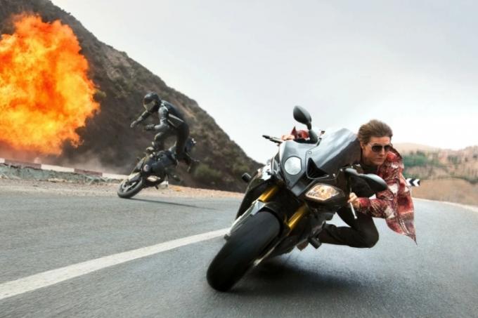 Tom Cruise conduce o motocicletă în Rogue Nation.