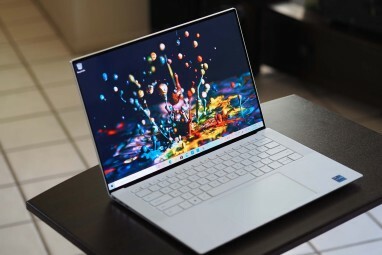 Dell XPS 15 OLED -kannettava pienellä pöydällä.