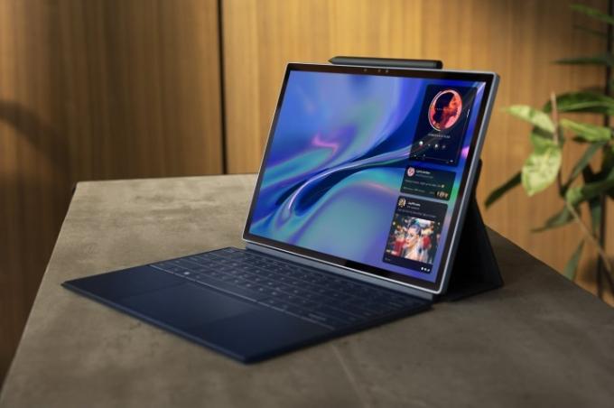 صورة نمط الحياة طراز XPS 13 2 في 1 من Dell تعرض جهازًا لوحيًا ولوحة مفاتيح Folio وقلمًا على منضدة.