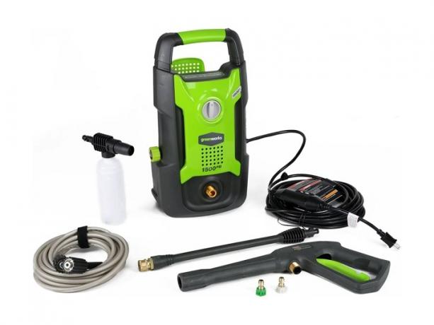 A Greenworks 1500 PSI 1,2 GPM elektromos magasnyomású mosó és tartozékai fehér alapon.