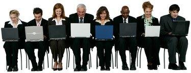שורה של אנשי עסקים המשתמשים במחשבים ניידים