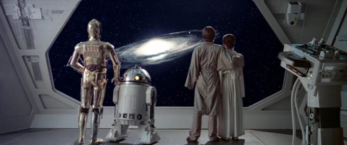 C-3PO, R2-D2, Luke e Leia olhando para o espaço em 