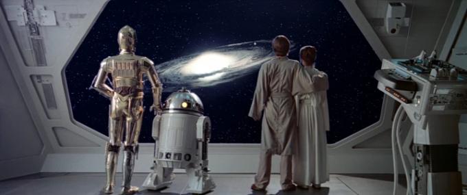 C-3PO, R2-D2, Luke e Leia fissano lo spazio in 