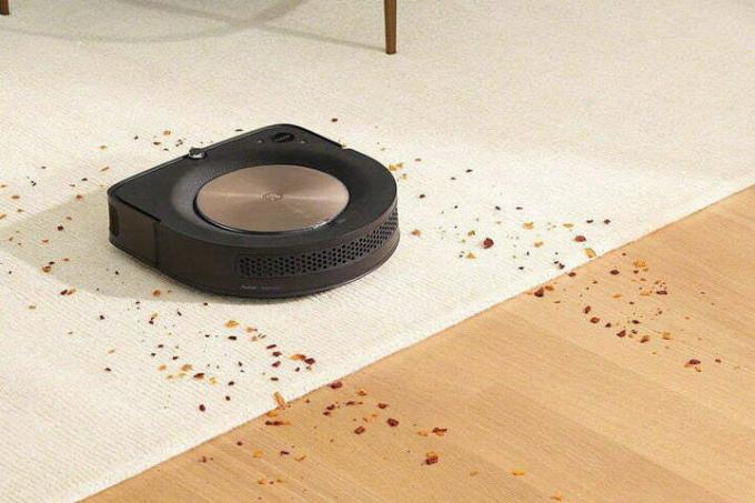 iRobot Roomba S9 siivoaa sotkun lattialta.