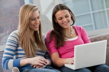 Studenti che fanno i compiti su un laptop